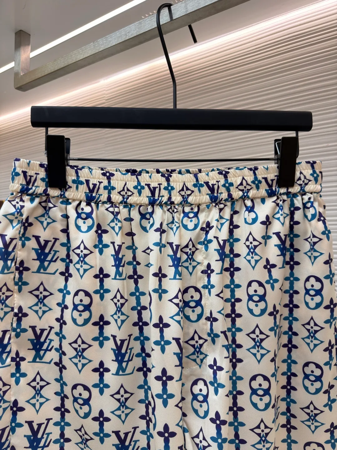 LOUIS VUITTON Overlap pattern printed mulberry silk shorts ●Original version: purchased and developed by 13667 ●Item number: 1682541-A60 ●Fabric: cotton fabric ●Technology: printing production ●Color: apricot ●Version: fitted version ●Weight: about 165 grams ●Size: 46-48-50-52 ●Description: These all-over presbyopia shorts are made of high-count silk blended fabric. The fabric is pre-washed and feels smooth and soft. It has good breathability and drape, and is comfortable and non-restrictive when worn next to the skin. The classic presbyopia pattern printed all over the body is made using digital direct printing technology. The colors are distinct and the pattern is precise. It is not easy to fade or smudge after high-temperature fixation treatment. The presbyopia elements are neatly arranged to show brand recognition. The shirt is designed with a Cuban collar, the neckline is smooth and natural, and the buttons at the placket are made of custom mother-of-pearl buttons, which have a warm and shiny texture. The overall cut is a loose silhouette, the shoulder joints are straight and fine, the cuffs are designed with short sleeve cuffs, customized accessories and three labels are complete, and the details and craftsmanship show the level of luxury. It is suitable for various wearing scenarios such as leisure vacations and daily outings. The overall wiring is straight and delicate, the fabric is comfortable and soft, and the color is consistent without color difference. It can be matched with the same style to create a fashionable look and control various occasions. Customized accessories, complete with three standards, same style for men and women!